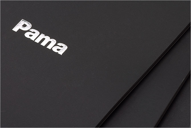 黑眼睛廣告為Pama印刷的產品畫冊封面實拍效果，logo燙銀工藝
