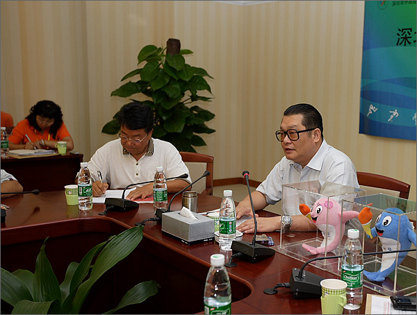 外運(yùn)會(huì)組委會(huì)副主任、中國(guó)國(guó)際投資促進(jìn)會(huì)副會(huì)長(zhǎng)、深圳市國(guó)際投資促進(jìn)會(huì)會(huì)長(zhǎng)李清森（中間）