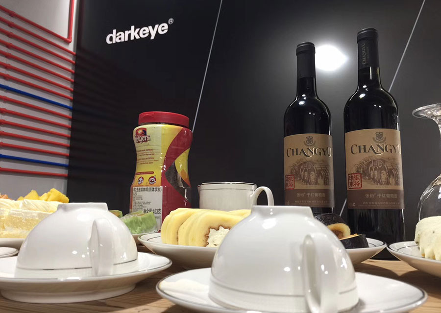 黑眼睛廣告與約克動漫影視公司簽署戰(zhàn)略合作協(xié)議現(xiàn)場甜點(diǎn)